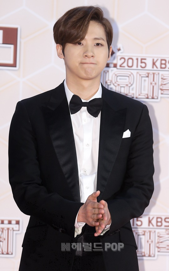 [포토]박수치는 B1A4 신우 - 헤럴드뮤즈 (Herald Muse)