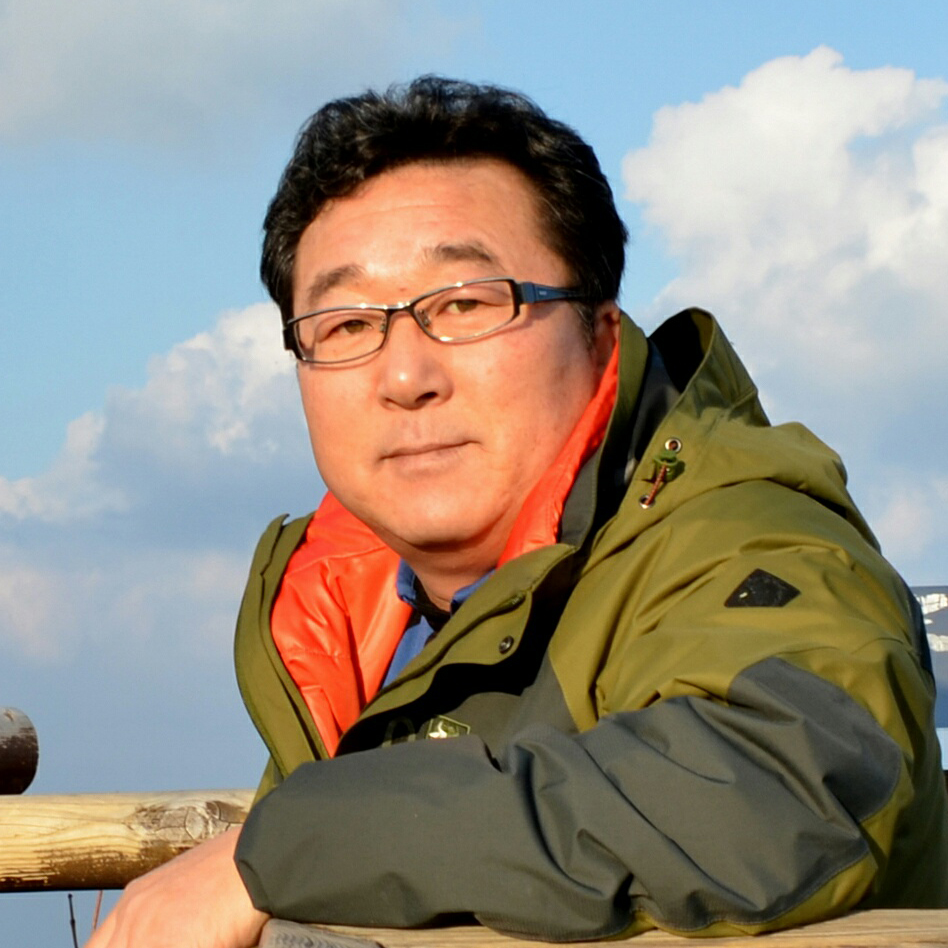 울릉도 독도의 비경을 카메라 앵글에 담아 달력을 제작한 안석규씨