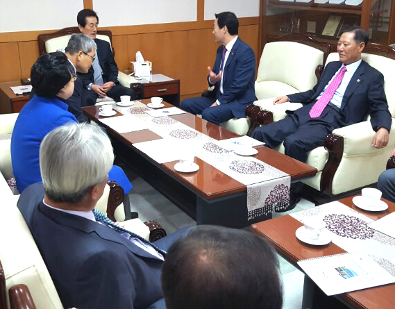최수일울릉군수와 이철우의장,남진복 경북도의원등이 이영우 도 교육감을 면담하고 울릉학생체육관 양여등 업무협의를 하고 있다.(헤럴드 대구경북=김성권 기자)