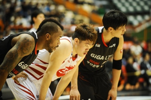 데뷔 2년차에 오리온의 대들보가 된 이승현(가운데). 사진=KBL 제공