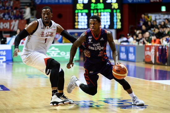 올 시즌 프로농구 최고의 히트상품 조 잭슨(오른쪽). 사진=KBL 제공