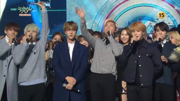 [KBS2 '뮤직뱅크'에서 '런'으로 역주행 정상에 오른 그룹 방탄소년단. 사진출처 = '뮤직뱅크' 방송캡처]