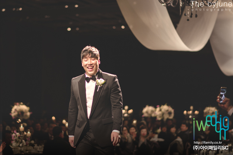 [9일 결혼식을 올린 김현수 선수. 사진제공= ㈜아이패밀리SC(아이웨딩)]