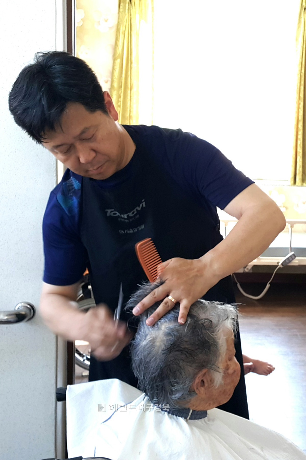 권순길씨가 지난해 여름 어르신 이발봉사횔동을 하고 있다.(헤럴드 대구경북=은윤수 기자)