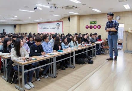 송오현 DYB최선어학원 대표가 10일 예비대학생에게 특강을 하고 있다(사진: DYB)