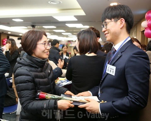 ▲부모님께 감사의 장미꽃과 임용장 전달식 [사진제공=서초구]