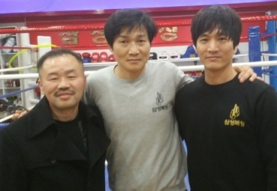 왼쪽부터 이경연 관장, 박영균 챔프, 신정훈 관장.