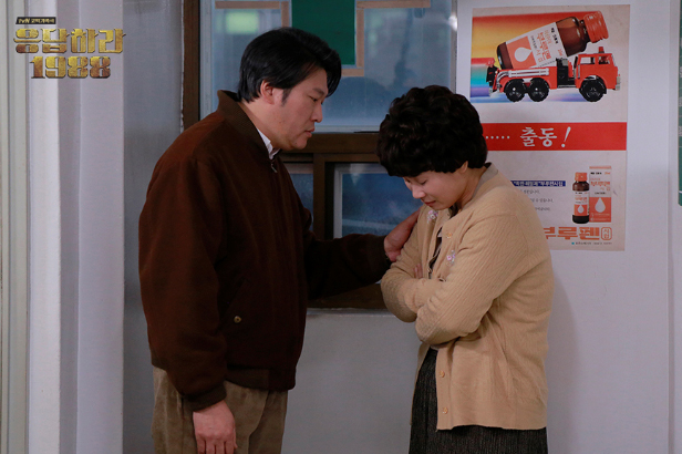 ['응답하라 1988'에서 중년 로맨스로 감동을 선사한 최무성(좌측)과 김선영. 사진제공=tvN]