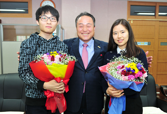 김영만 군수(가운데)가 서울대 합격생들을 격려 하고 있다.(사진제공=군위군)