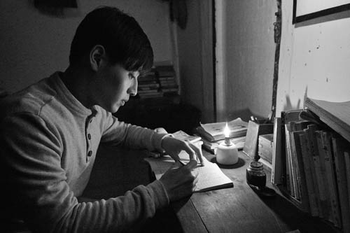 A scene from “Dong-ju,” starring Kang Ha-neul as poet Yun Dong-ju.
A scene from “Dong-ju,” starring Kang Ha-neul as poet Yun Dong-ju. (Megabox PlusM)