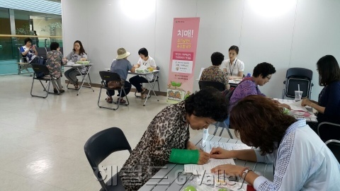 ▲순회에 나선 치매지원센터에서 검진을 받고 있는 구민들 [사진제공=관악구청]