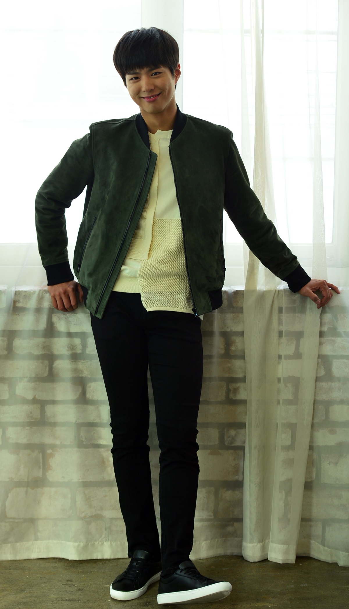Park Bo-gum poses for a picture before an interview at a Seoul cafe on Thursday. (Yoon Byung-chan/The Kpop Herald)