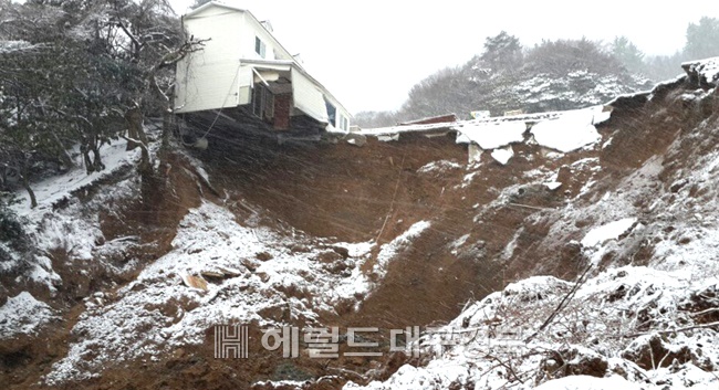 호텔 건물 지반 침하로 건물이 붕괴 직전에 있다.(독자 제공)