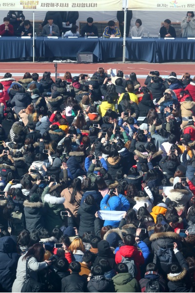 Fans gathered at Jeongeui Girl's High School in Ssangmun-dong, Seoul (Yonhap)