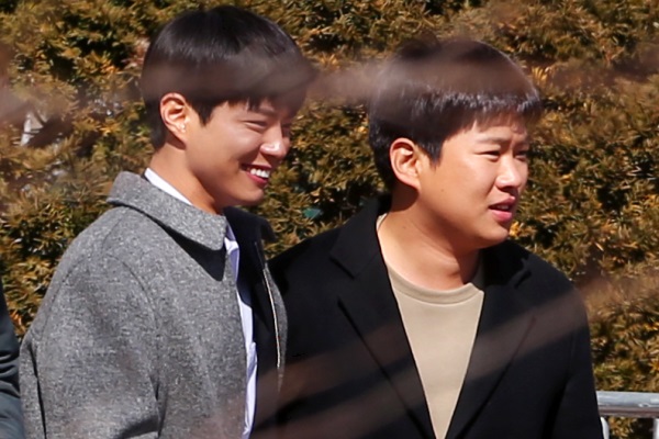 Park Bo-gum (left) and Ahn Jae-hong (Yonhap)
