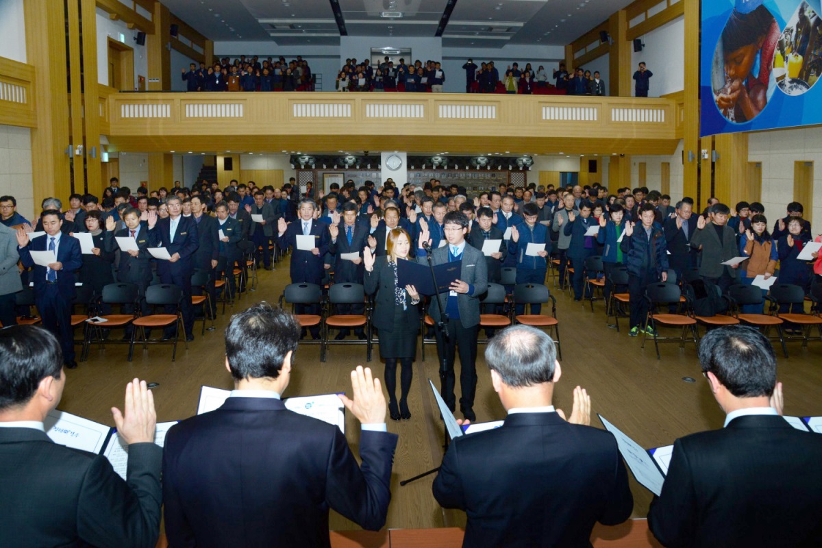 경주시 공무원들이 청렴실천 서약을 하고 있다.(사진제공=경주시)