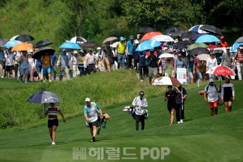 KLPGA투어가 21,22일 베트남에서 이틀간 윈터투어 대회를 연다. 사진은 지난 해 KLPGA투어 경기 장면.