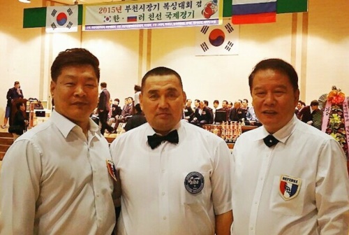 강대남 심판과 김기택 감독(오른쪽).