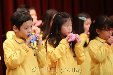 ▲금천구 관내 초등학교 입학 축하 사진 [사진제공=금천구]