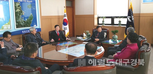 최수일 울릉군수와 이철우 군의장등이 포항지방해양수산청을 방문해  천연가스 공급을 위한 기반시설 확충에 필요한  항만 부지 사용을  협조 요청했다.(사진제공=울릉군)