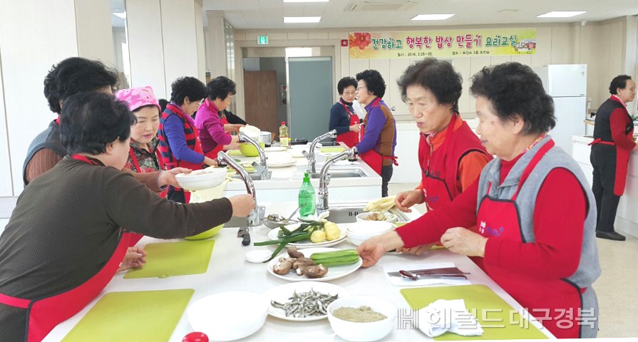 실버 요리교실에 참여한 어르신들이 건강 음식만들기에 표정이   사뭇 진지하다.(사진제공=김천시)