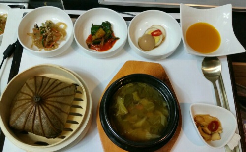 라온제나의 백연잎밥 정식(사진:라온제나)