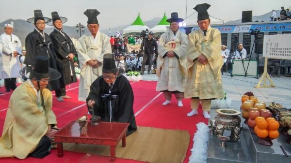 헌관으로 나선 서주달 기념탑 건립 추진위원장이 제례의식을 올리고 있다.(사진제공=구미시)
