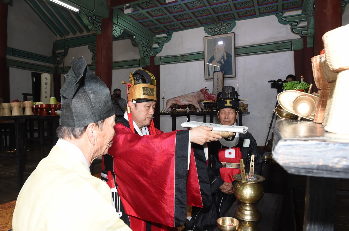 16일 최양식 경주시장이 경주향교에서 열린 춘계 석전대제에서 초헌관으로 헌작하고 있다.(사진제공=경주시)