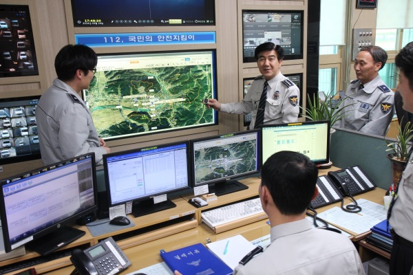 봉화경찰서가 새로나온 스마트 워치  활용법을 교육하고 있다.(사진제공=봉화경찰서)