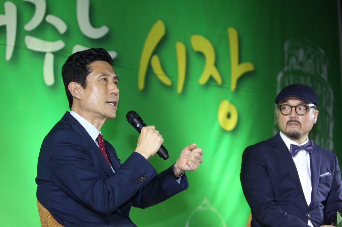 이강덕 포항시장이 지난 18일 포은중앙도서관에서 시민과 소통하는 북토크의 시간을 가지고 있다.(사진제공=포항시)