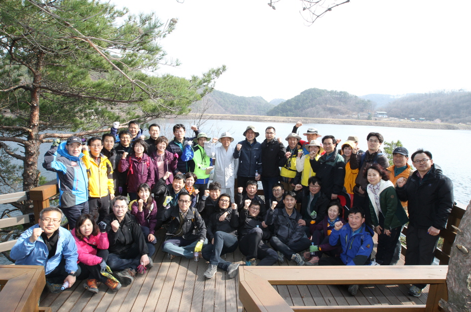 이강덕 포항시장이 지난 19일 직원 40여명과 함께 오어사 둘레길을 걸으며 소통데이트를 가진 후 기념촬영을 하고 있다.(사진제공=포항시)
