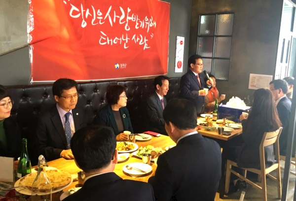 칠곡군이 생일을 맞은 직원들을 대상으로  축하 하는 소통의 시간을 마련해 눈길을 끌고 있다.(사진제공=칠곡군)