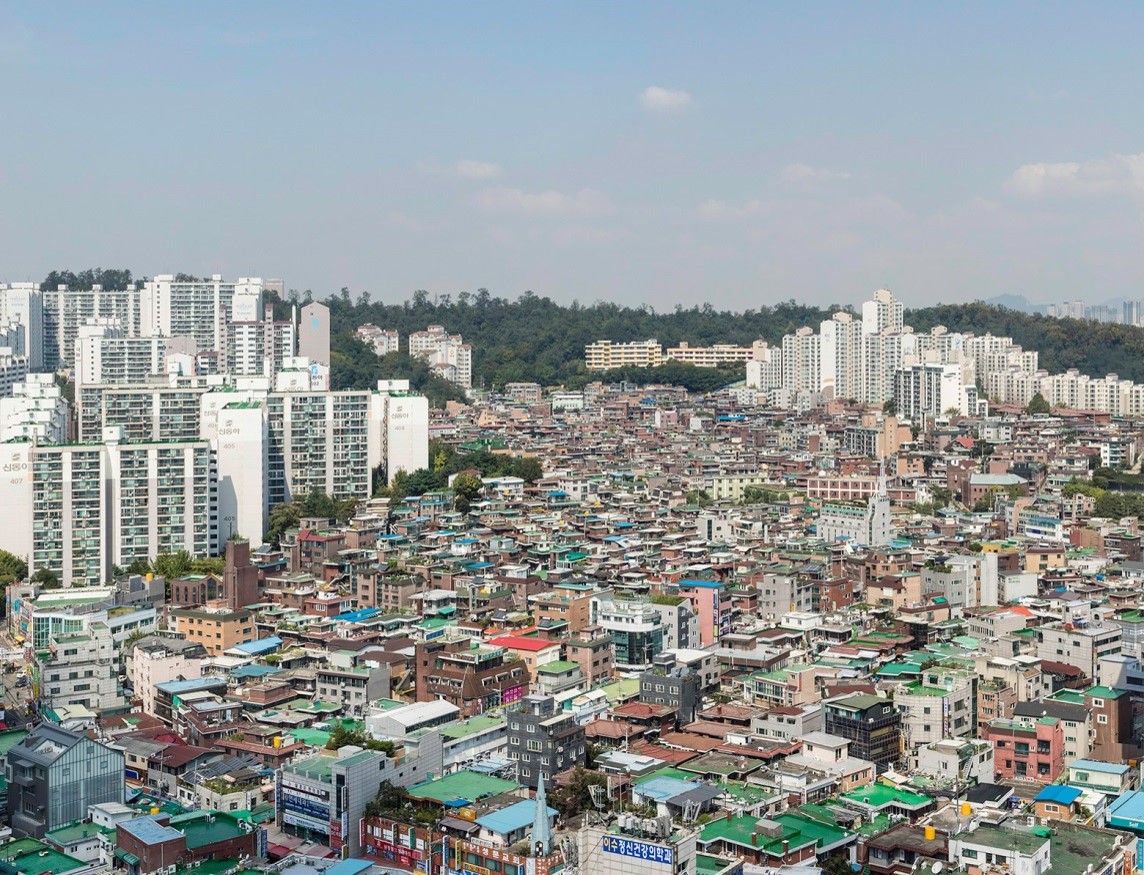 A densely-populated residential district in Seoul by photographer Shin Kyeong-sub (Courtesy of the artist)