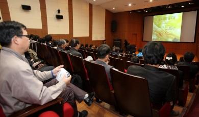 관람객이 성남아트센터 내 큐브플라자 미디홀에서 영화를 감상하고 있다.(사진: 성남미디어센터)