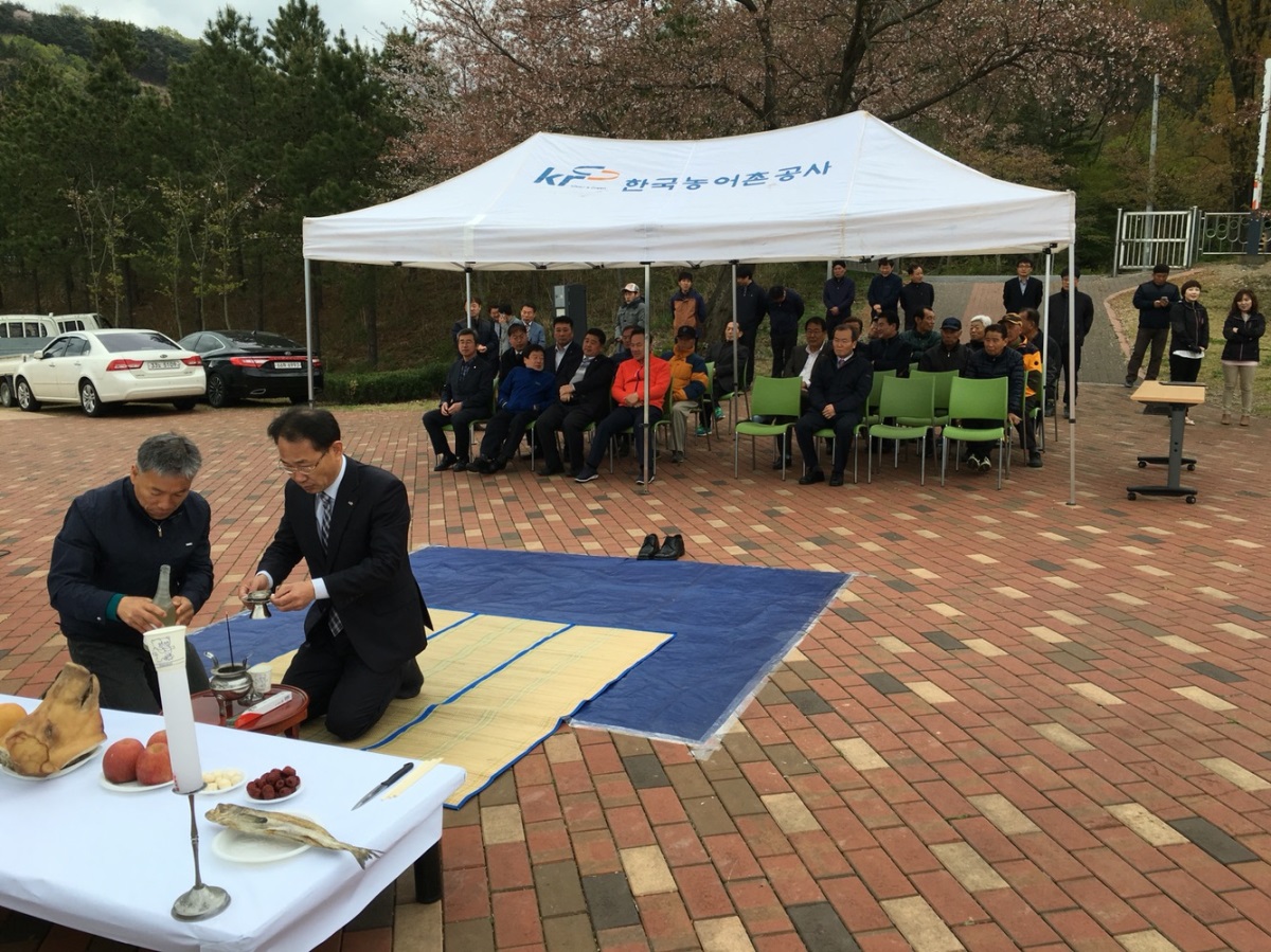 한국농어촌공사 경주지사가 11일 오전 보문저수지에서 풍년농사를 기원하는 통수식을 가지고 있다.(한국농어촌공사 경주지사)