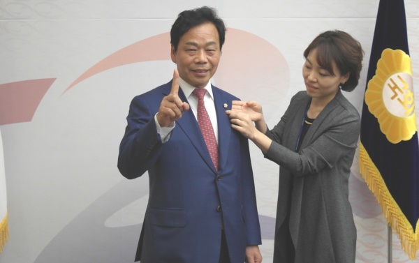 이완영 의원이 20대 국회의원 당선인으로는  처음으로 국회 배지를 수령했다.(의원실 제공)