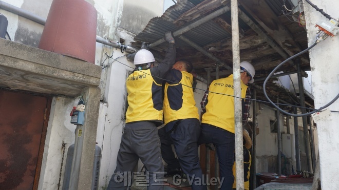 붕괴위험이 많은 취약가구를 점검하고 있는 자율방재단의 활동 [사진제공=관악구]