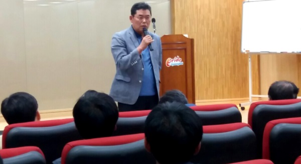 동해안 채낚기 어업인들이 경북 어업기술센터 회의실에서  박신철 해수부 담담과장과의 3시간에 걸친 면담을 통해 최근 대두된 트롤선 관련 현안 문제점을   논의했다.(채낚기 협회 제공)