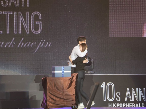 Park is hugging a fan tight on the stage. (Kpop Herald)