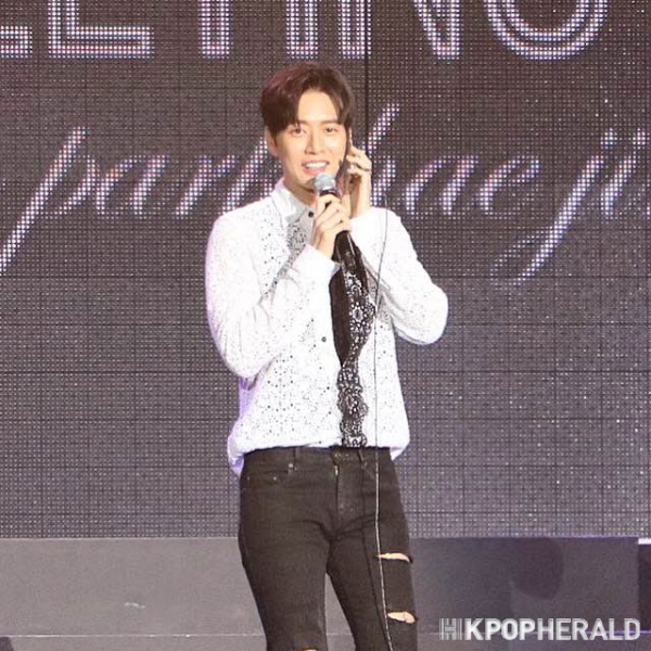 Actor Park Hae jin is talking on the phone with some attendees. (Kpop Herald)