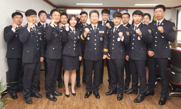 김천경찰서가 직원 인사발령신고식을 마치고 이창록 서장과 함께 기념찰영을 하고 있다.(김천서 제공)