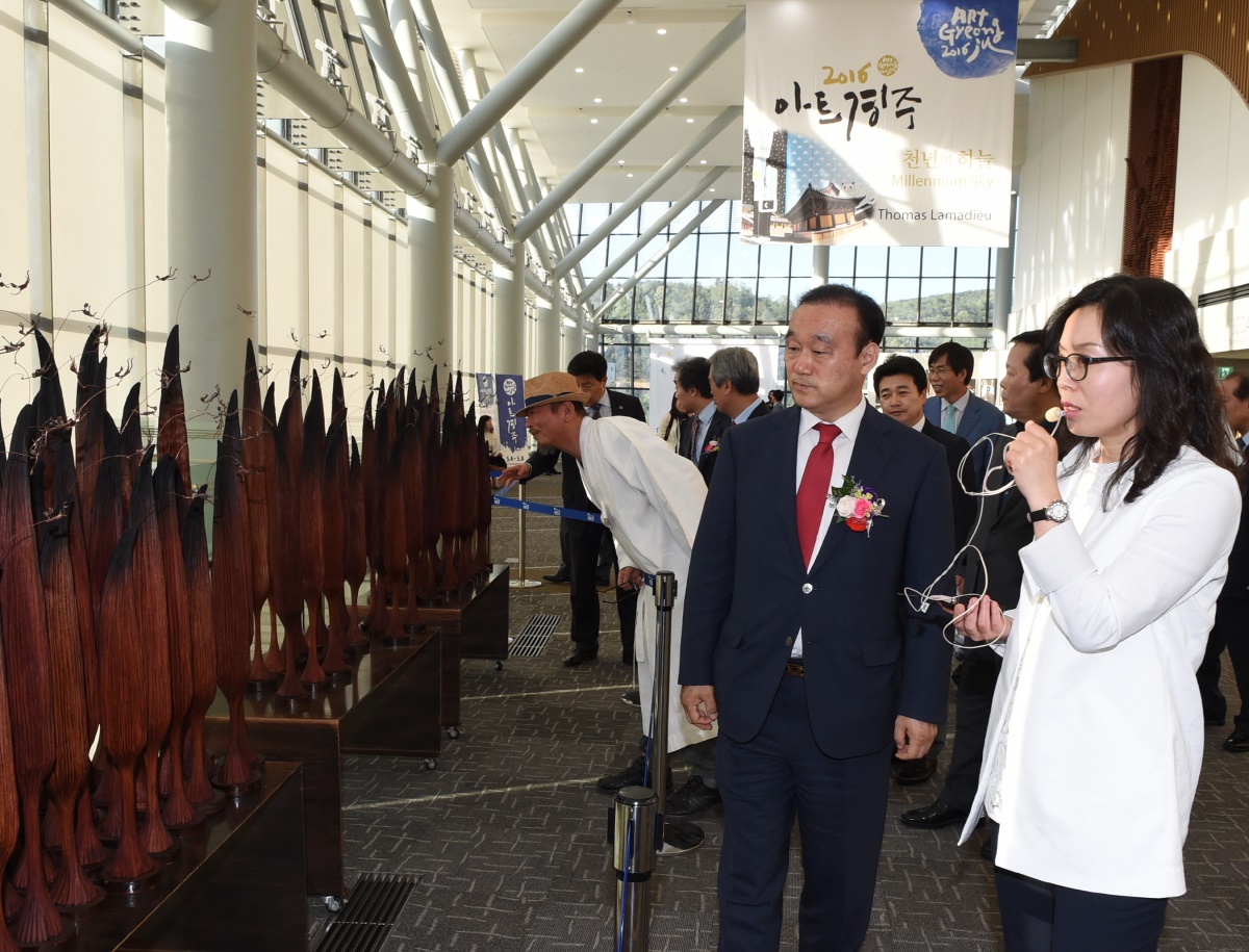 최양식 경주시장이 '아트경주 2016'의 작품들을  둘러보고 있다.(사진제공=경주시)