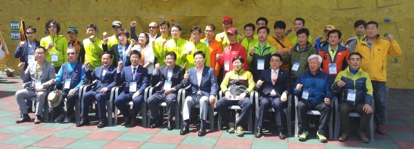 도민체전 기간인 7일 안동시 청소련 수련관 인공암장에서 열린 경상북도 스포츠 클라이밍 선수권대회 기념식에서 강석호 경북협회장을 비롯 김광림 한나라당 정책위 의장,정대진 경북도 의회의장과 시,군 산악협장들이 기념촬영을 하고 있다./헤럴드 대구경북=김성권 기자