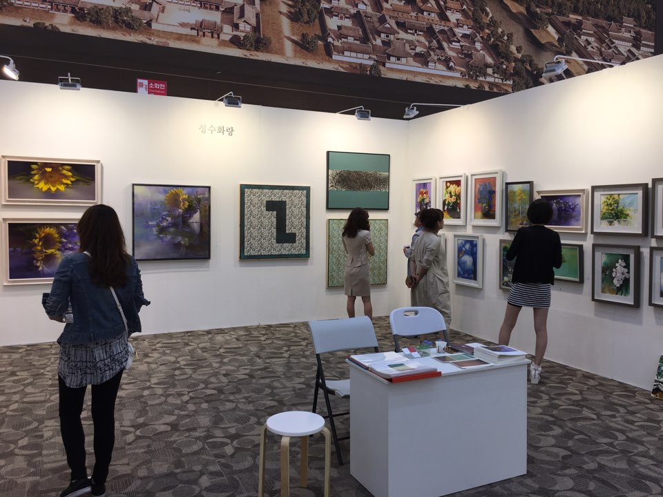 지난 4일부터 8일까지 5일간 경주하이코에서 열린 '아트경주 2016' 행사에 관람객들이 작품을 감상하고 있다.(사진제공=경주시)