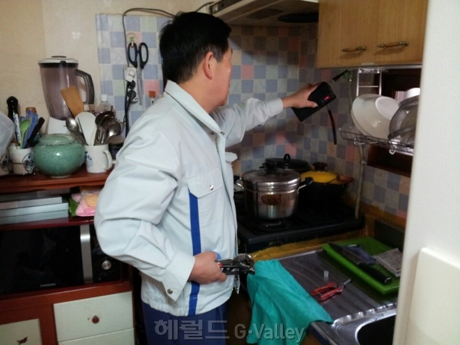 재난취약가구를 방문하여 현장을 점검하는 안전복지컨설팅단 [사진제공=관악구]