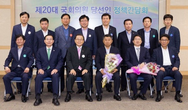 구미시가  장석춘, 백승주 국회의원당선자와 정책간담회를 열고 기업유치에 한목소리를 냈다.(구미시 제공)