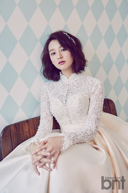 ji won making the cut white dress Kim Ji-won showed off a luxurious cut-out two-piece dress look.Actor Kim Ji- won released several pho