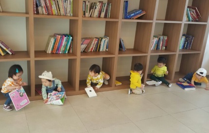삼평동 호반써밋플레이스 3층에 마련된 북카페에서 아이들이 놀고 있다. (사진: 박제스민)