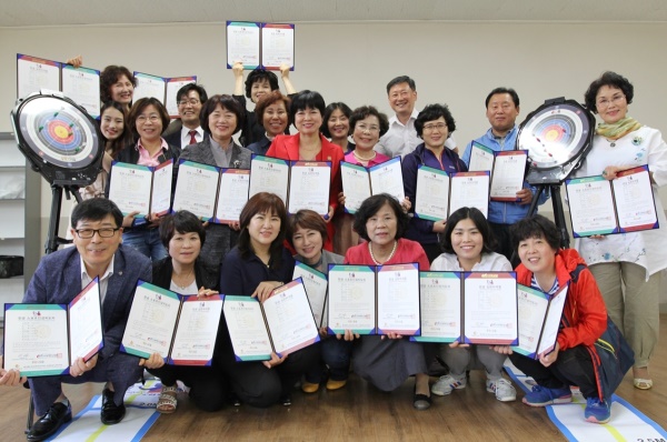 국내 최초 한궁스포츠 인성지도자(2급)를  배출시킨 구미대학교 , 자격증을 취득한뒤 기념촬영을 하고 있다.