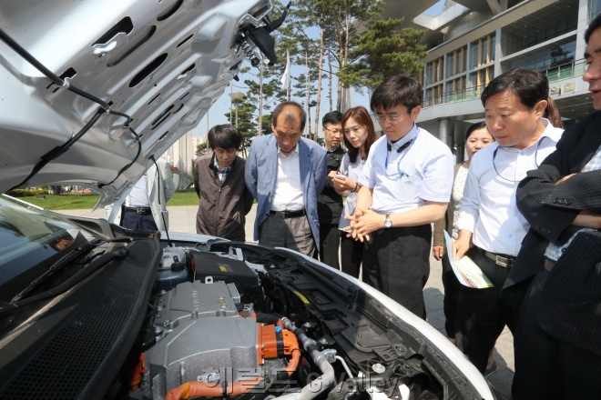 전기차 내부를 살펴보는 금천구 직원들 [사진제공=금천구]